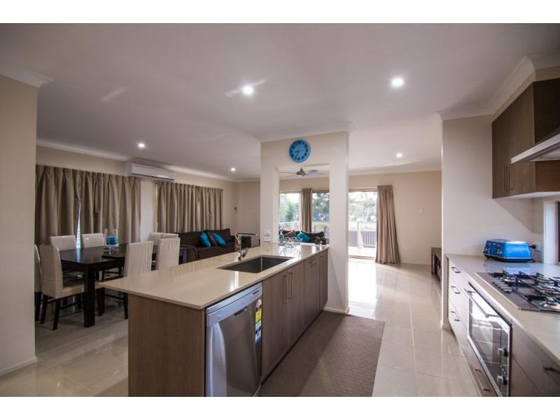 825 Esplanade, Lota QLD 4179