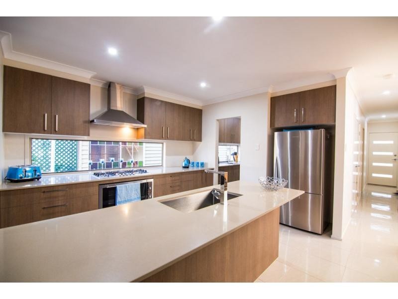 825 Esplanade, Lota QLD 4179