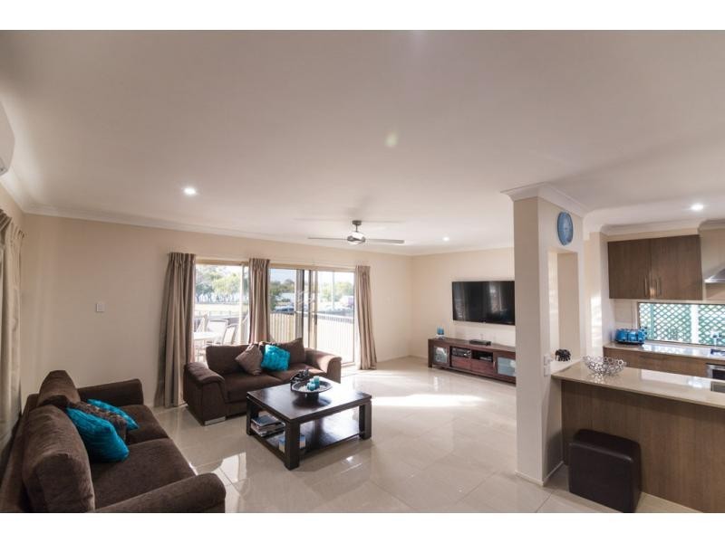 825 Esplanade, Lota QLD 4179