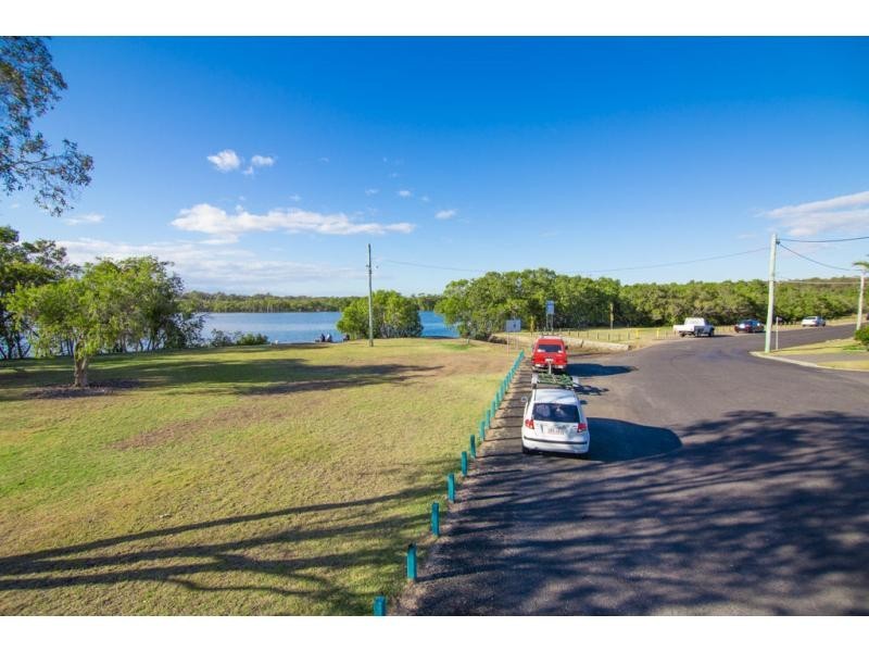 825 Esplanade, Lota QLD 4179