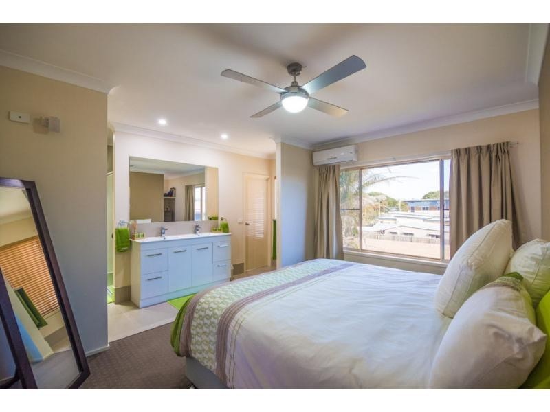 825 Esplanade, Lota QLD 4179