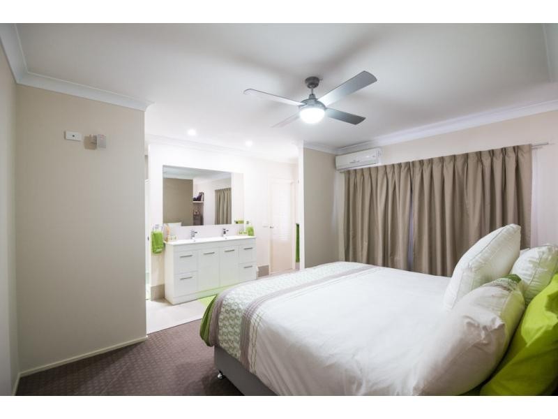 825 Esplanade, Lota QLD 4179