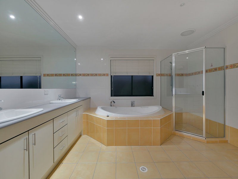 13 Grasmere Place, Carindale QLD 4152