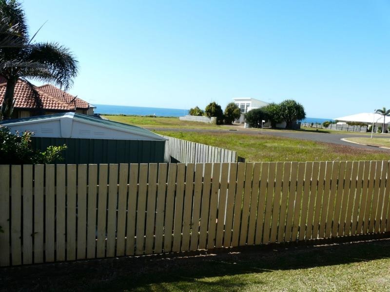 4 Emperor Drive, Elliott Heads QLD 4670
