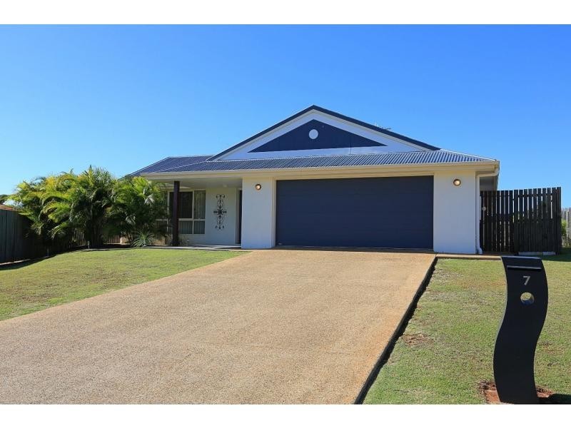 7 Leon Place, Coral Cove QLD 4670