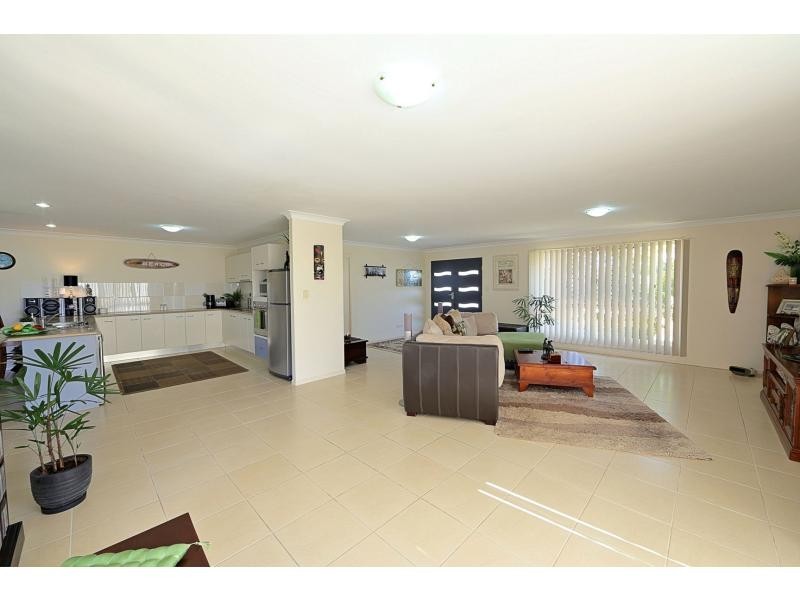 7 Leon Place, Coral Cove QLD 4670