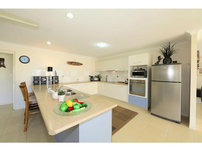 7 Leon Place, Coral Cove QLD 4670