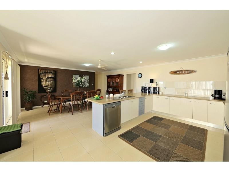 7 Leon Place, Coral Cove QLD 4670