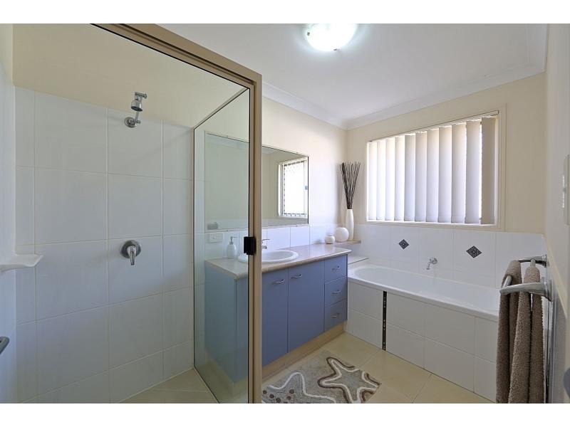 7 Leon Place, Coral Cove QLD 4670