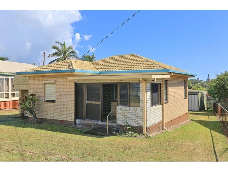 8 Lihs Street, Elliott Heads QLD 4670