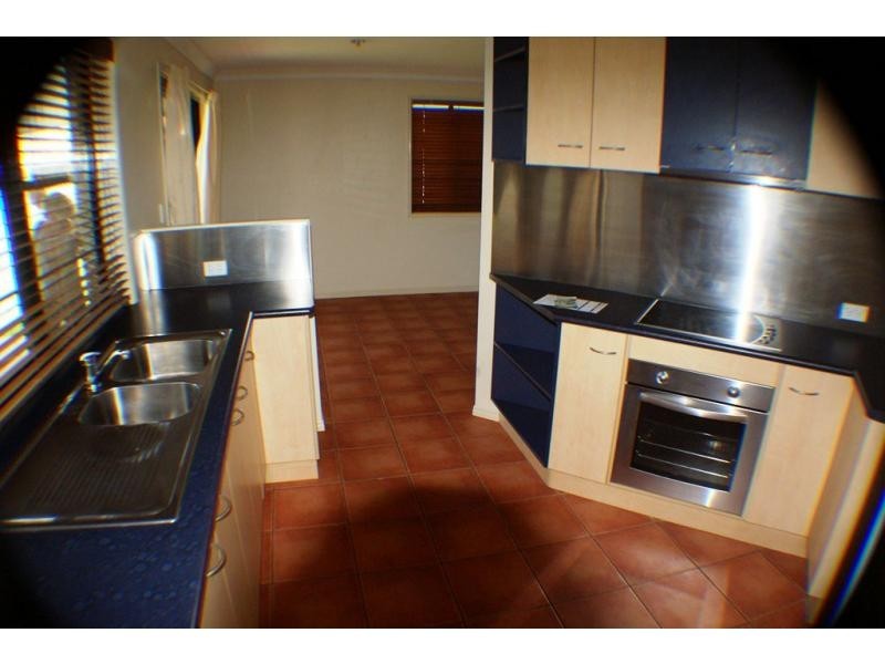 4 Sams Place, Coral Cove QLD 4670