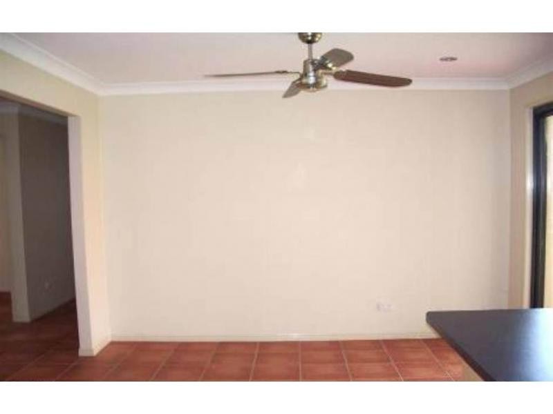 4 Sams Place, Coral Cove QLD 4670