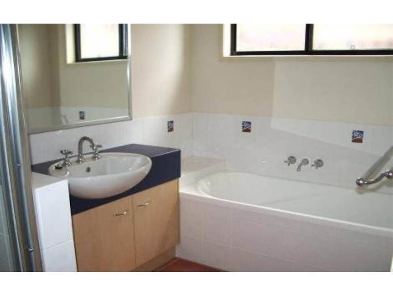 4 Sams Place, Coral Cove QLD 4670