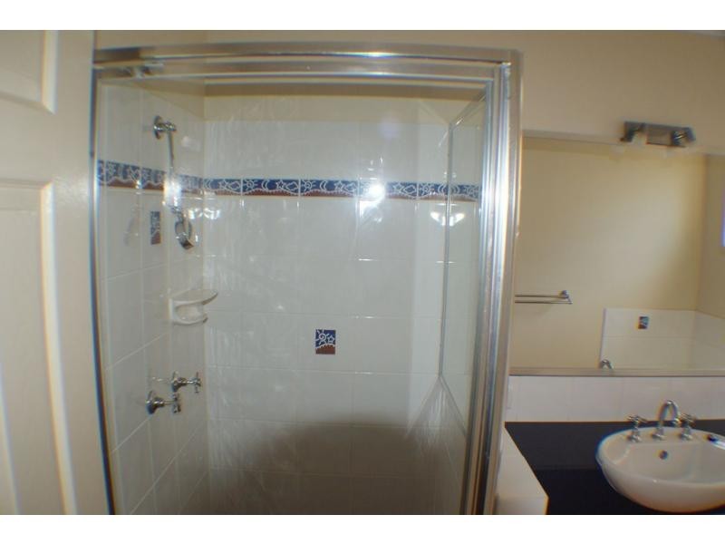 4 Sams Place, Coral Cove QLD 4670