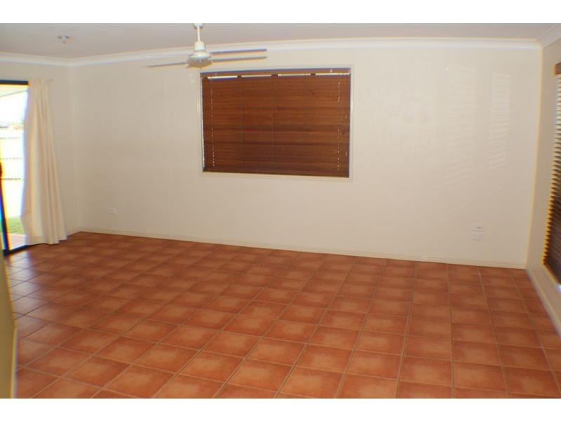 4 Sams Place, Coral Cove QLD 4670