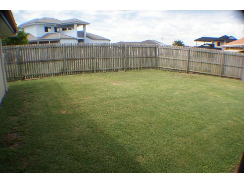4 Sams Place, Coral Cove QLD 4670