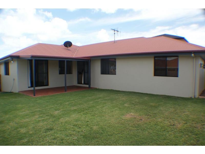 4 Sams Place, Coral Cove QLD 4670