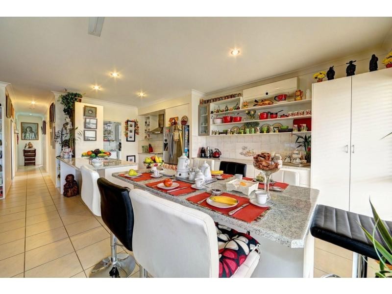 5 Sams Place, Coral Cove QLD 4670