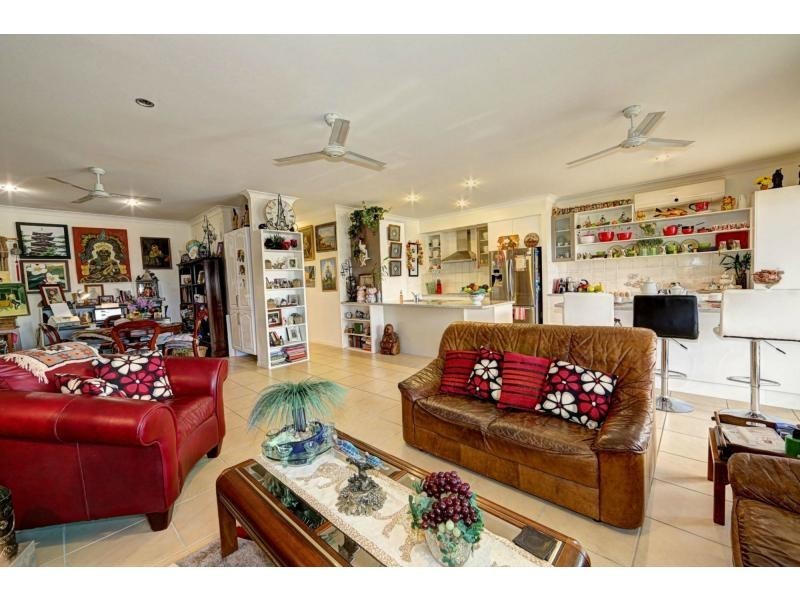 5 Sams Place, Coral Cove QLD 4670