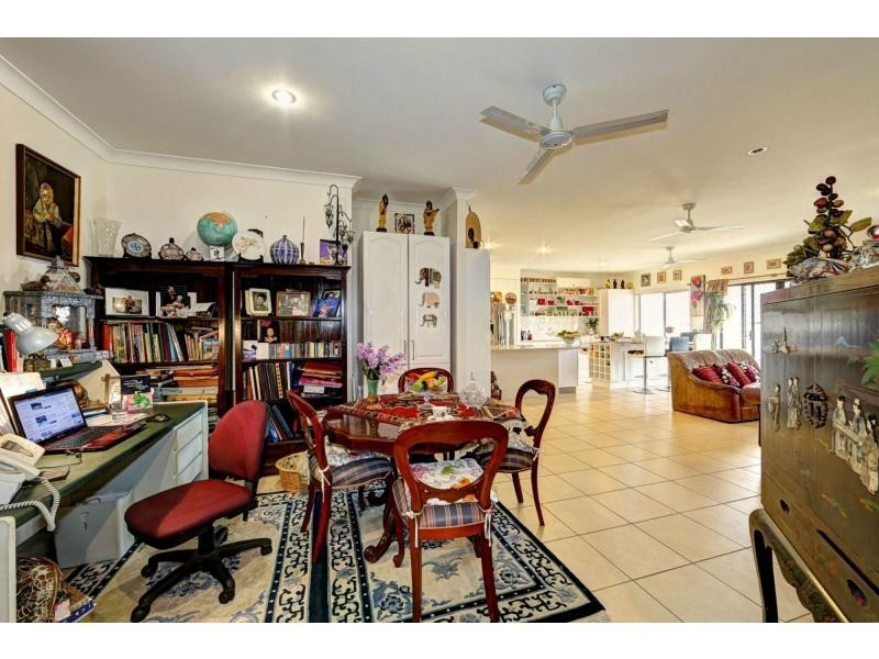 5 Sams Place, Coral Cove QLD 4670