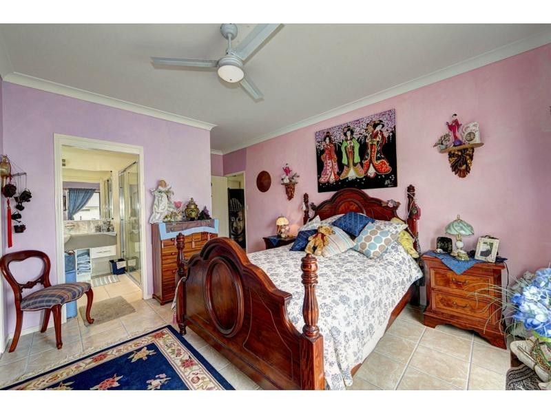 5 Sams Place, Coral Cove QLD 4670