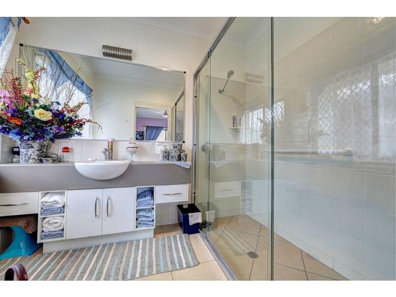 5 Sams Place, Coral Cove QLD 4670