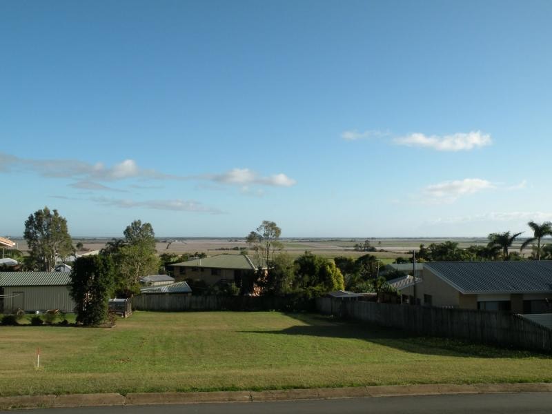 18 Bayview Terrace, Qunaba QLD 4670