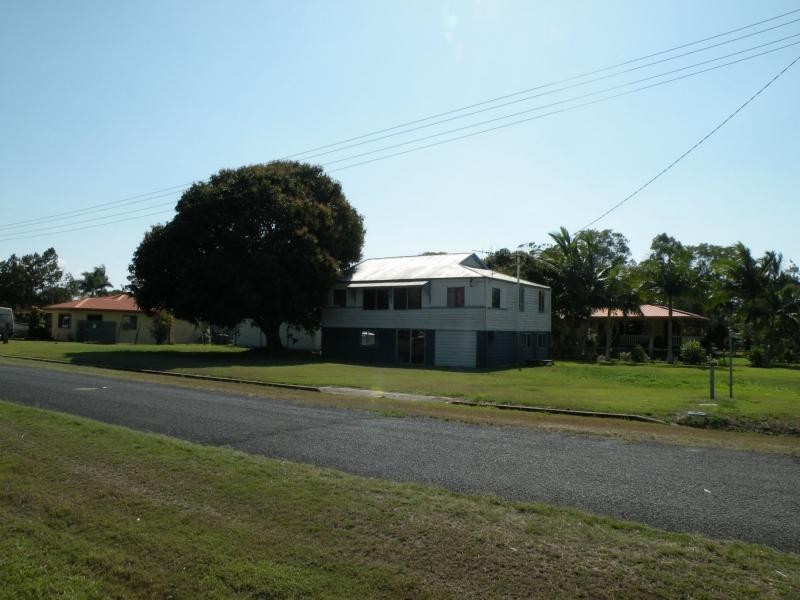 9 McIntosh Avenue, Elliott Heads QLD 4670