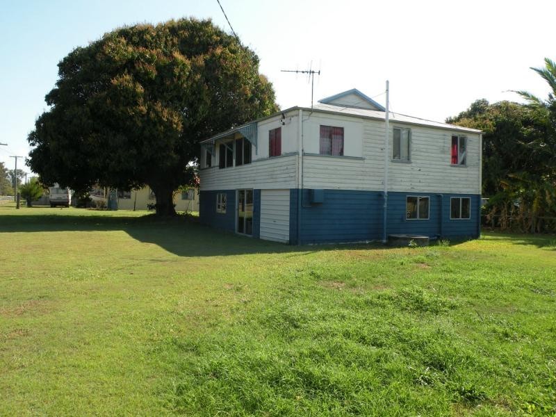 9 McIntosh Avenue, Elliott Heads QLD 4670