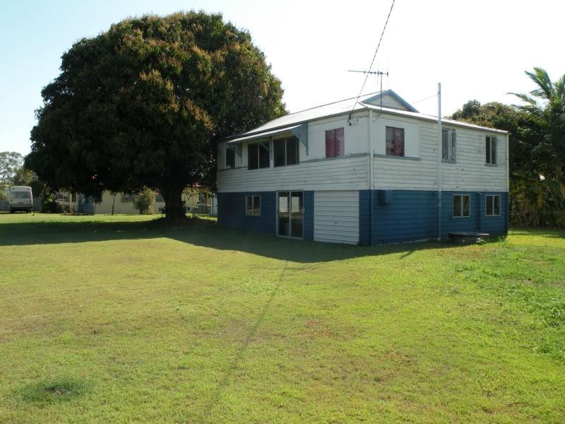 9 McIntosh Avenue, Elliott Heads QLD 4670