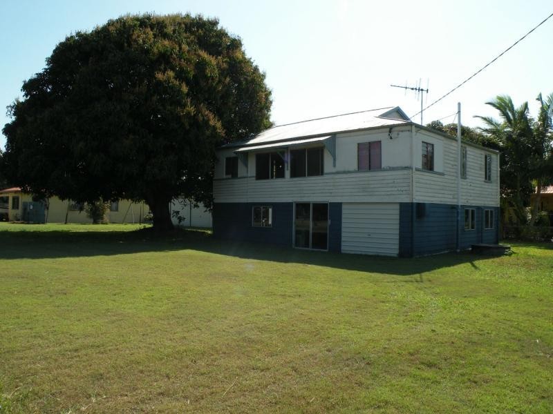 9 McIntosh Avenue, Elliott Heads QLD 4670