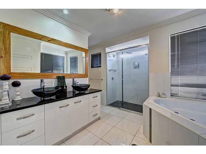 3 Spyglass Court, Coral Cove QLD 4670
