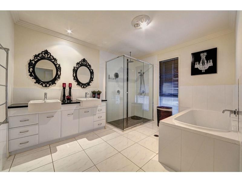 3 Spyglass Court, Coral Cove QLD 4670