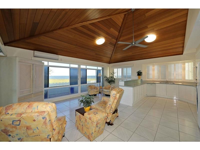 18 Sea Esplanade, Elliott Heads QLD 4670