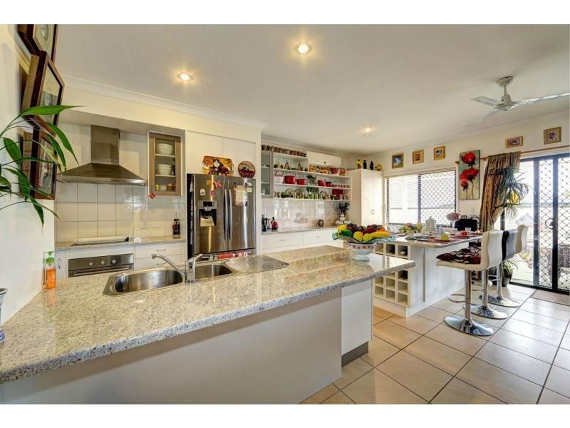 5 Sams Place, Coral Cove QLD 4670
