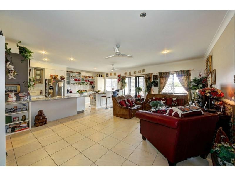 5 Sams Place, Coral Cove QLD 4670