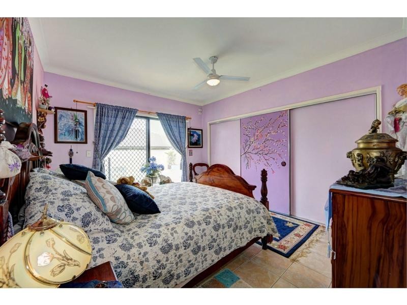 5 Sams Place, Coral Cove QLD 4670