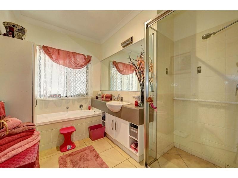 5 Sams Place, Coral Cove QLD 4670