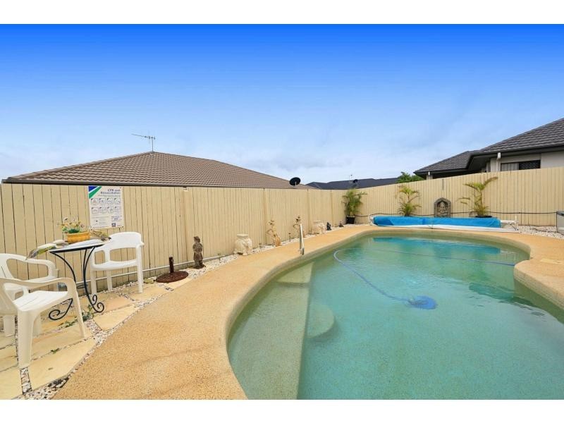 5 Sams Place, Coral Cove QLD 4670