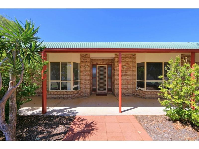 2 Raewood Close, Coral Cove QLD 4670