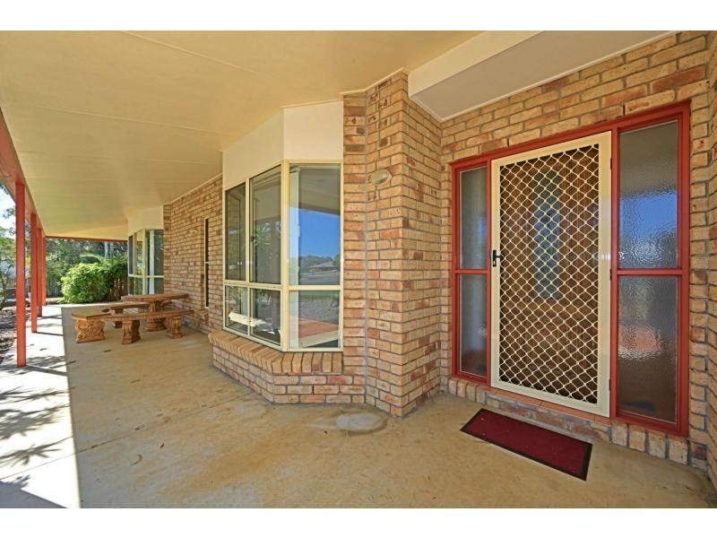 2 Raewood Close, Coral Cove QLD 4670