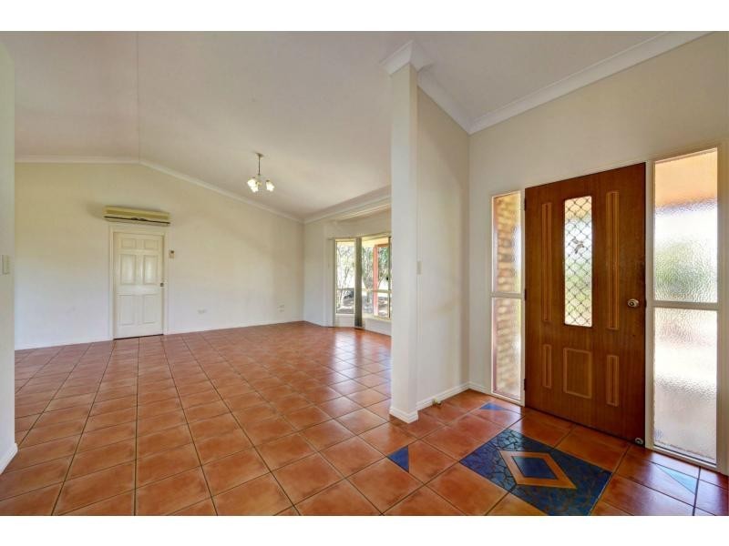 2 Raewood Close, Coral Cove QLD 4670