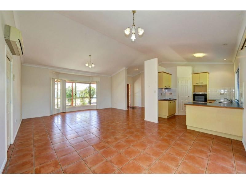 2 Raewood Close, Coral Cove QLD 4670