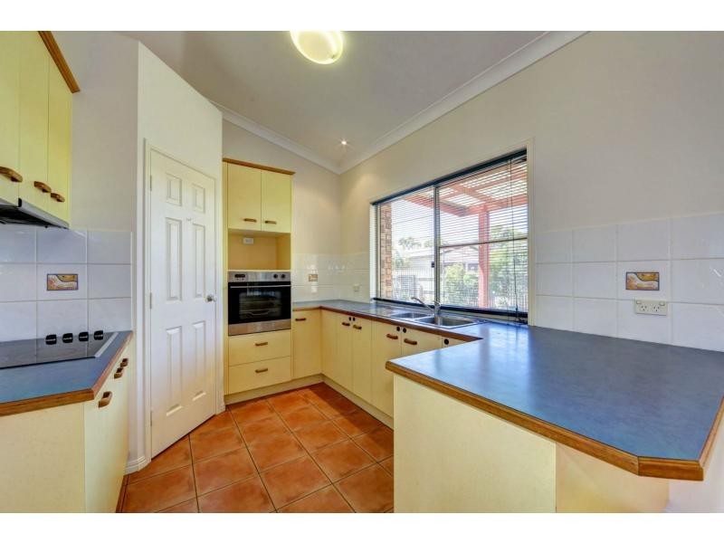 2 Raewood Close, Coral Cove QLD 4670