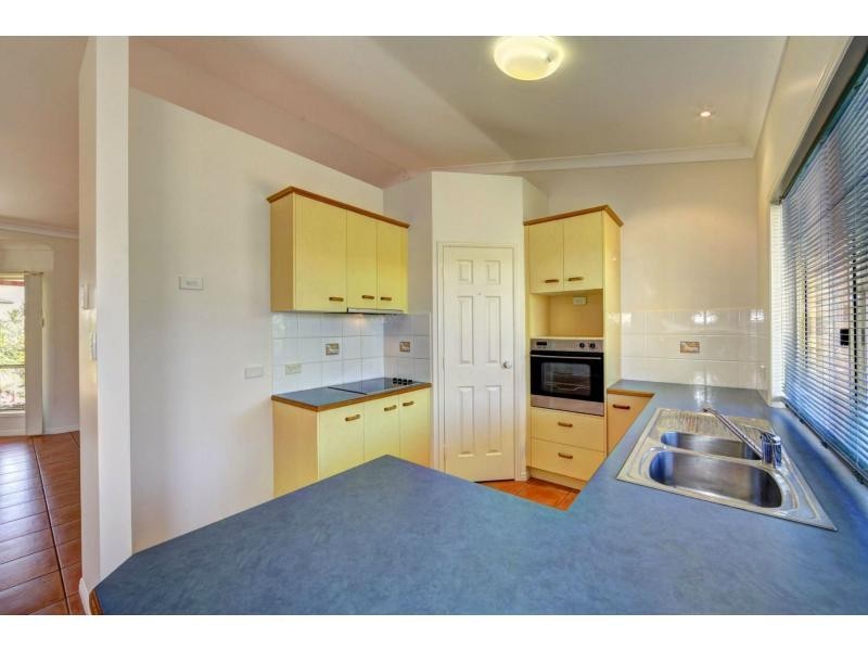 2 Raewood Close, Coral Cove QLD 4670