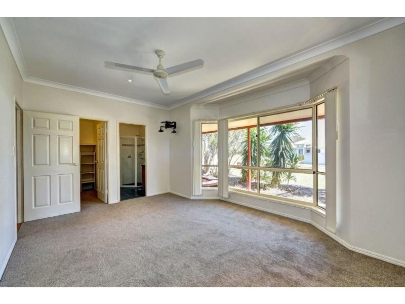 2 Raewood Close, Coral Cove QLD 4670