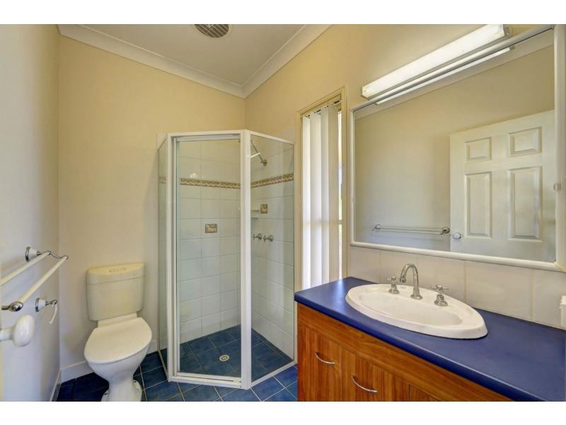 2 Raewood Close, Coral Cove QLD 4670