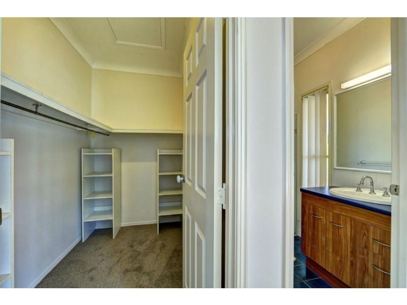 2 Raewood Close, Coral Cove QLD 4670