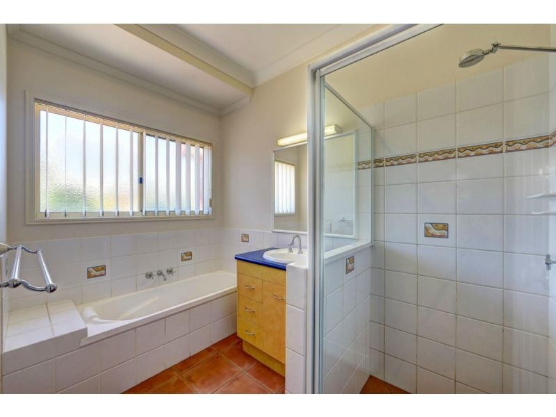 2 Raewood Close, Coral Cove QLD 4670