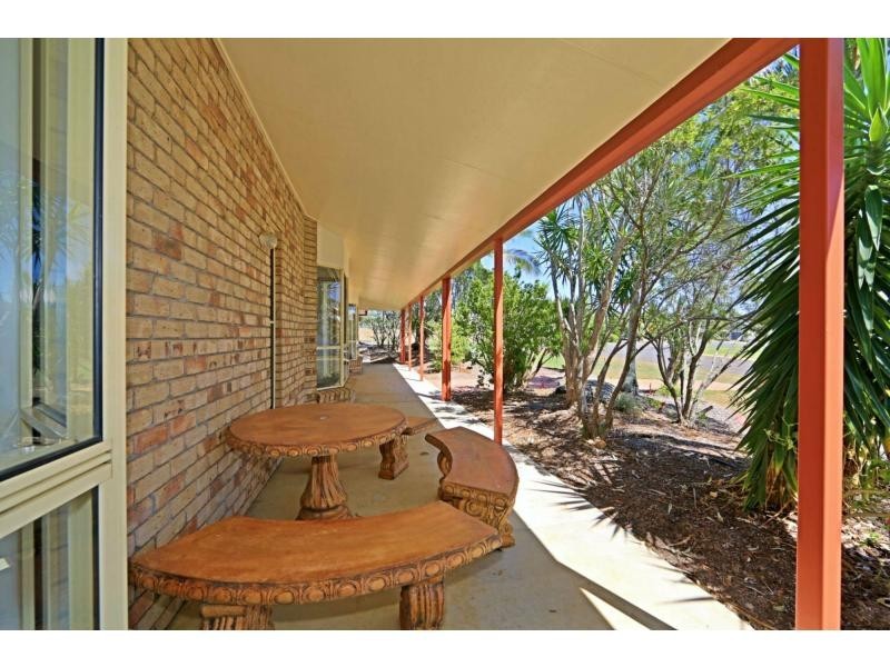 2 Raewood Close, Coral Cove QLD 4670